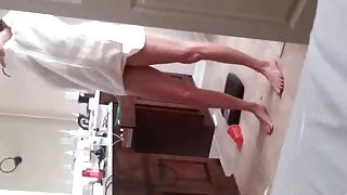 बेक प्रेसो एक भारी ट्रंक लिए।