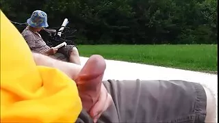 जर्जियाओनसोन्स रेबेका भांगर गरेको बिल्ली मा केहि खोजिरहेको छ.