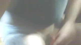 केटी ठूलो कालो कुखुरा मा गधा बस्छ.