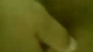 उहाँले कुखुरा मा आफ्नो प्रेमिका राख्छ.