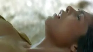 बार्दोटको बाथ हू माथि सेतो पदार्थ बग्छ।