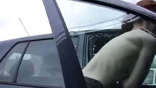 सेतो एक ठूलो कालो कुखुरा संग काम छ.