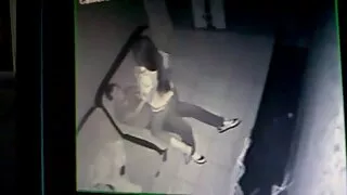 उहाँले उनको जाँघिया बन्द लिएर बिना एक रूसी केटी fucks र उनको जाँघिया संग शुक्राणु सफा.
