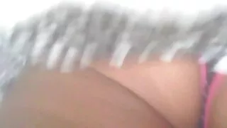 यो रेडहेड एक ठूलो कुखुरा संग खेल्छ.
