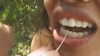 गोरा चाहन्छ र वृद्ध छिमेकीलाई संग.