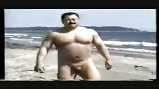 नयाँ जाँघिया र मुंडा बिल्ली सन्तुष्ट.